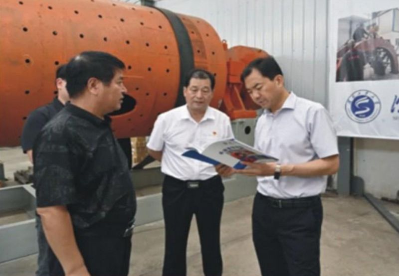 輝縣市委書記劉軍偉蒞臨河南全新機(jī)電設(shè)備有限公司參觀永磁直驅(qū)球磨機(jī)生產(chǎn)