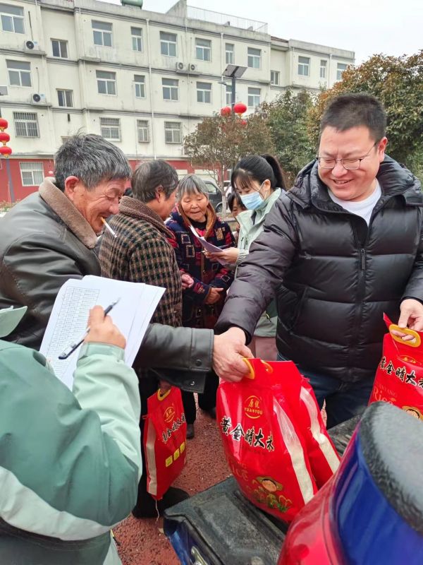 關(guān)愛(ài)老人，我們一直在行動(dòng)，2023年農(nóng)歷臘月二十，給西北流村的老人 發(fā)春節(jié)福利
